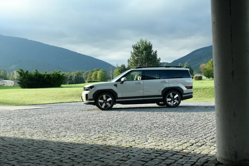 Hyundai Santa Fe Side profile. 